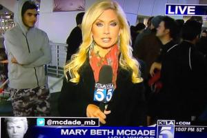 Sexy reportera de televisión es manoseada y atacada en plena transmisión ¡Qué sádico!