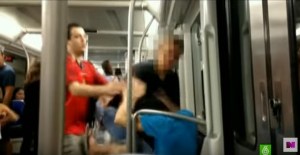 Grabó una agresión racista en el metro y se libra de ir a prisión haciendo dos cursos (Video)