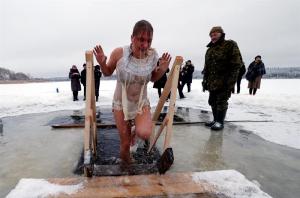 Los rusos se dieron su baño de agua helada para celebrar la Epifanía ortodoxa (Fotos)
