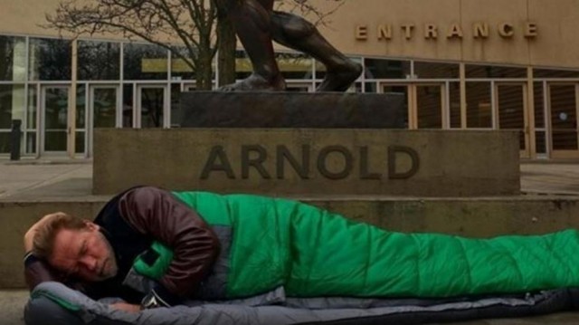 Schwarzenegger sorprende durmiendo como un mendigo debajo de una estatua (FOTO)