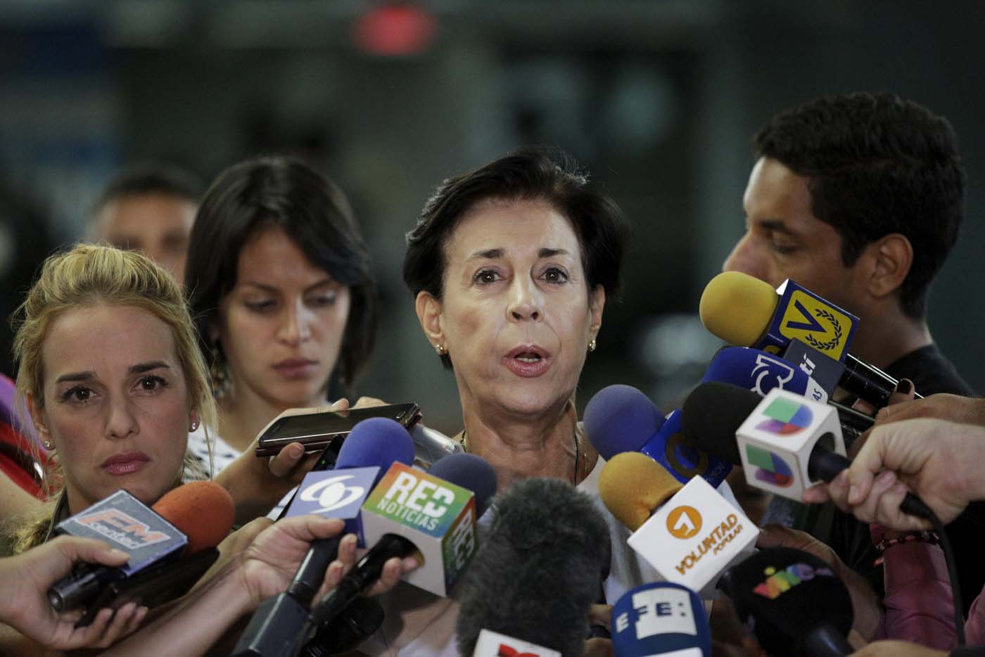 La madre de Leopoldo López ingresó a Ramo Verde para llevarle la planilla del Revocatorio