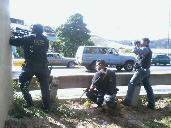 Plomo trancado en El Cementerio dejó tres policías heridos y un antisocial abatido