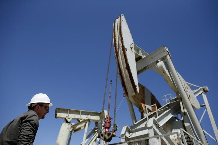 Petróleo cae a cerca de mínimos de 2003 por sobreoferta y preocupaciones con demanda