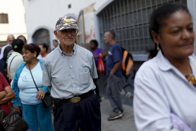 People line up at the seniors line to buy chicken outside a PDVAL, a state-run supermarket, in Caracas January 22, 2016. Venezuela's opposition refused on Friday to approve President Nicolas Maduro's "economic emergency" decree in Congress, saying it offered no solutions for the OPEC nation's increasingly disastrous recession. Underlining the grave situation in Venezuela, where a plunge in oil prices has compounded dysfunctional policies, the International Monetary Fund on Friday forecast an 8 percent drop in gross domestic product and 720 percent inflation this year. REUTERS/Carlos Garcia Rawlins