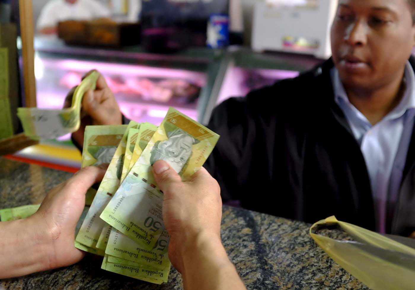 Inflación en Venezuela podría cerrar en 326,5% este año, según Credit Suisse
