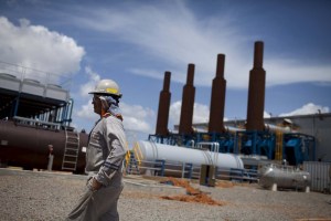 La producción petrolera cae y “el ánimo de los trabajadores está por el suelo”