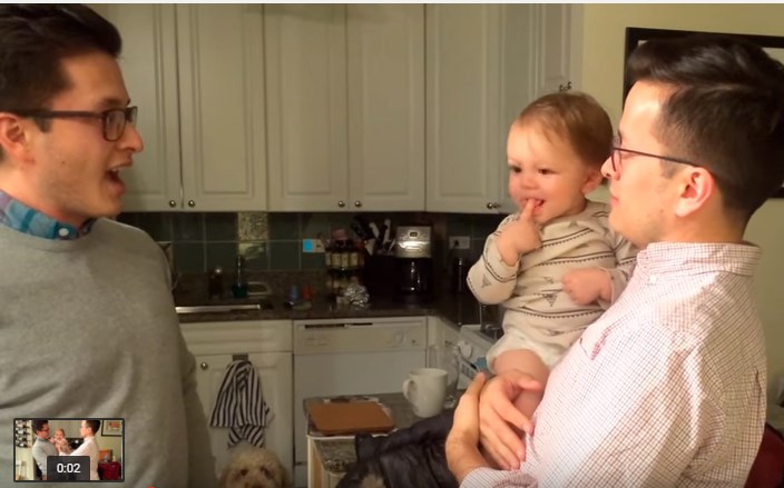 ¿Quién es quién? La reacción de un bebé ante el gemelo de su padre (video)