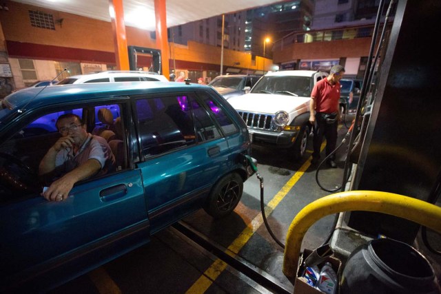 Un conductor carga gasolina en su auto en Caracas, Venezuela, miércoles 17 de febrero de 2016. El presidente venezolano Nicolás Maduro anunció el miércoles un incremento de entre 1.328 y 6.566% de los precios de la gasolina, una de las más baratas del mundo y que se mantuvo congelado por más de 17 años, así como la creación de un nuevo sistema de control de cambios que tendrá dos bandas, como parte de una serie de medidas para hacer frente a la severa crisis económica que vive Venezuela y que se prevé empeore por la caída de los precios del petróleo. (AP Foto/Fernando Llano)