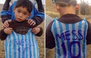 ¿Recuerdas al niño con la camiseta de Messi hecha con bolsas? Esto fue lo que le pasó (FOTOS)