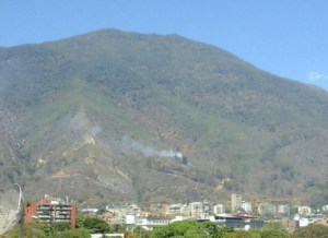 Se incendia el Ávila a la altura de Altamira