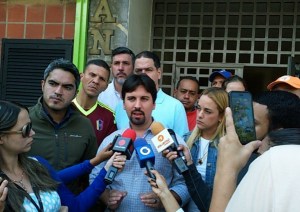Dirigentes opositores respaldaron a vecinos de edificio en Bello Monte por valla de López (Fotos)