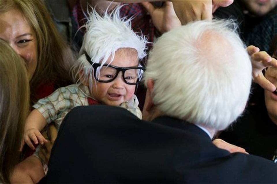 Fallece bebé que causó sensación en redes sociales tras foto con Sanders