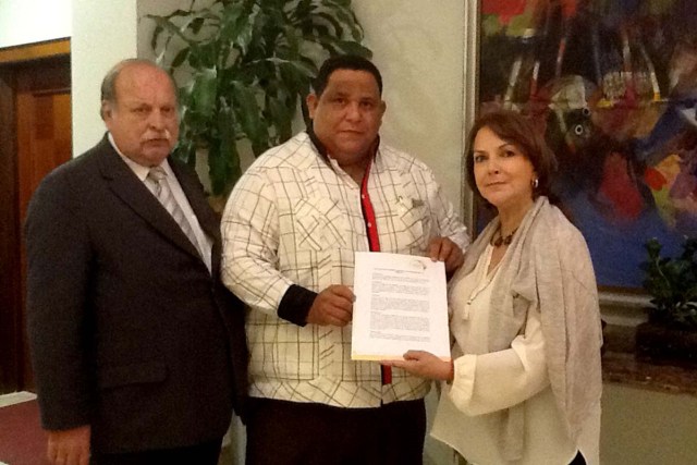 Mitzy Capriles de Ledezma con parlamentario dominicano de PRSC Victor  Bisono