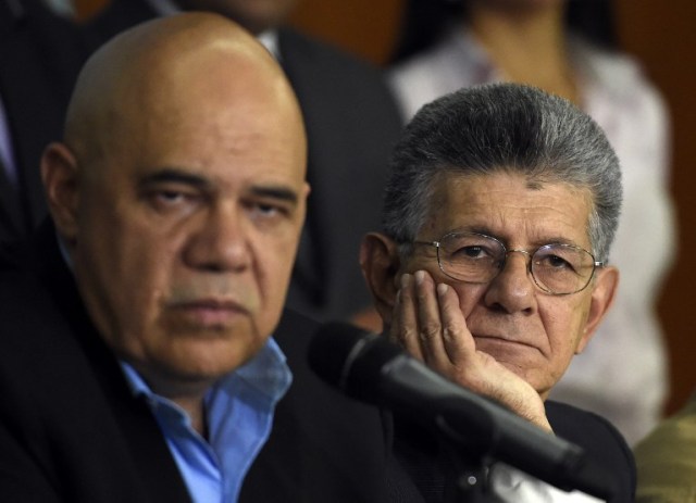 Jesus Chúo Torrealba, secretaio de la MUD y el presidente de la AN, Henry Ramos Allup (AFP PHOTO / JUAN BARRETO )
