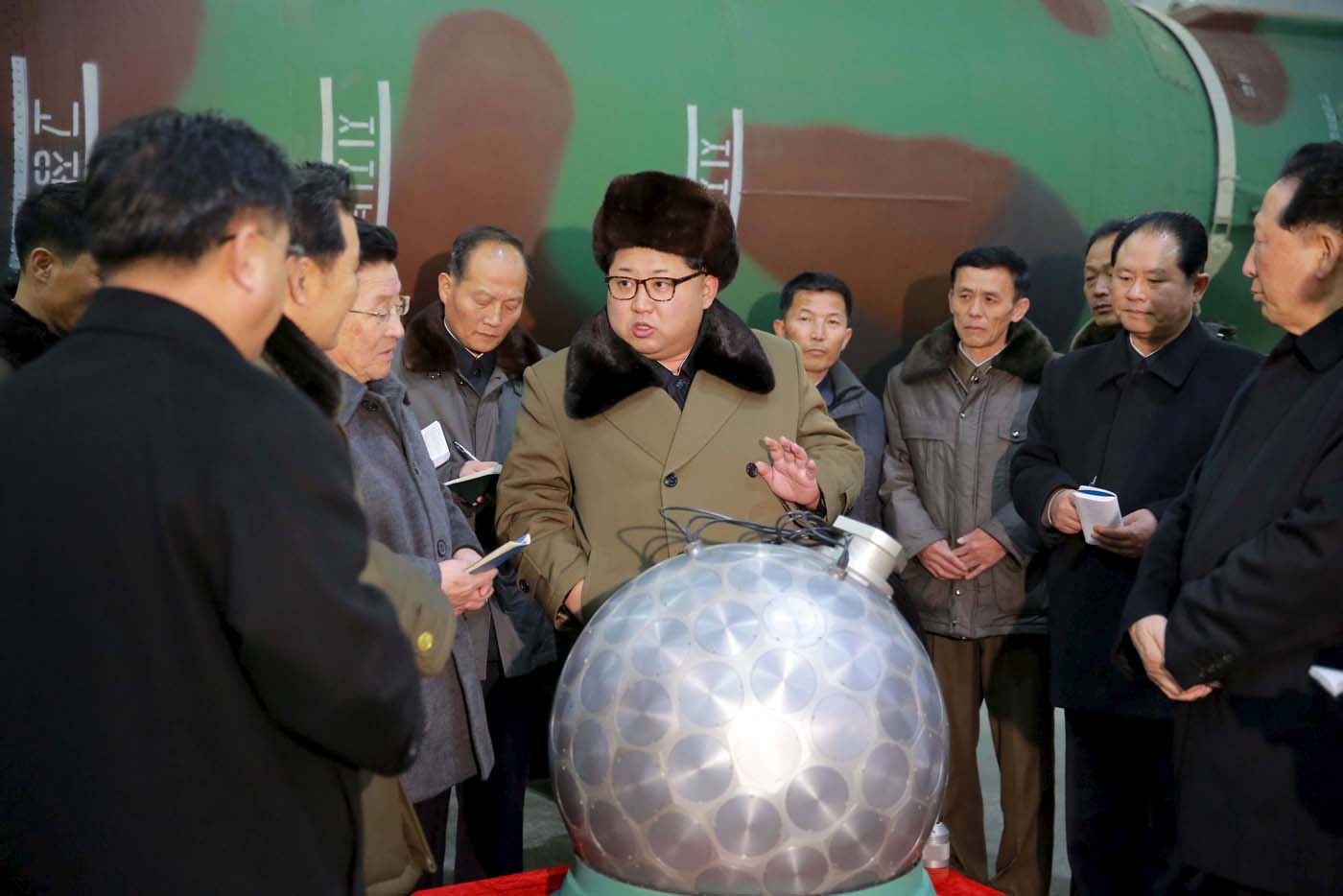 Kim Jong-un exhibe fotos de una supuesta bomba nuclear en miniatura
