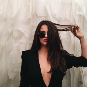 ¡Exhibicionista! Selena Gomez se fue a París y lo único que hizo fue mostrar sus “pantaletas”