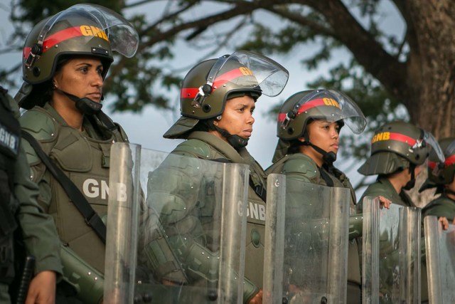 CAR301. TUMEREMO (VENEZUELA), 10/03/2016.- Integrantes de la Fuerza Armada Nacional Bolivariana (FANB) custodian una vía luego de una manifestación de familiares reclamando su regreso hoy, jueves 10 de marzo de 2016, en la localidad de Tumeremo en el estado Bolívar (Venezuela). EFE/STR