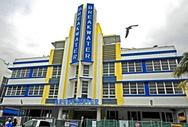 Una persona fue baleada el domingo por la madrugada frente al Hotel Breakwater, ubicado al 940 Ocean Drive, en South Beach. Miami Herald Archivo 