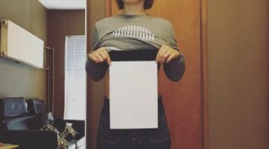 ¡Ah OK! Mujeres en China usan el ancho de una hoja de papel para medir su delgadez