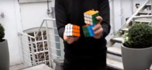 El artista que resolvió tres cubos de Rubik en 20 segundos mientras hacía malabares (Video)