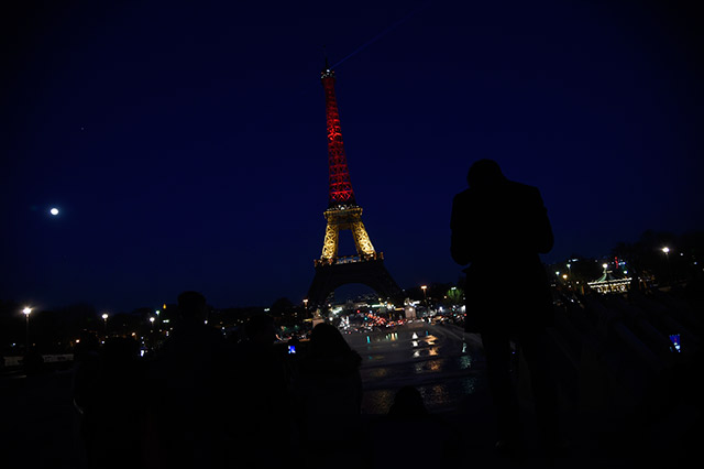 Torre Eiffel se iluminó con los colores de la bandera de Bélgica en solidaridad con víctimas de atentados (Fotos)