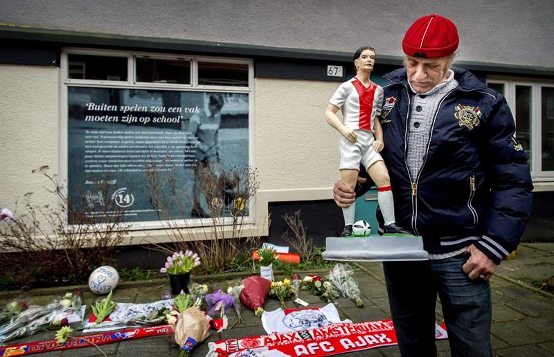 Holanda llora la muerte de Cruyff, “padre” del fútbol moderno