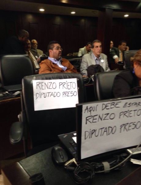 Los panfletos en el curul del preso político Renzo Prieto, suplente de Gaby Arellano (FOTO)