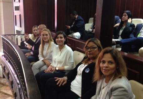 FOTO: Así esperan las esposas de presos políticos la aprobación de la Ley de Amnistía en la AN