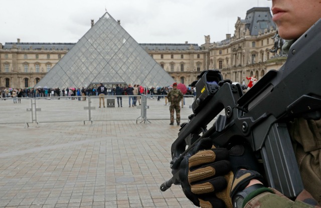 Ejército francés paracaidistas patrulla cerca del Louvre en París, Francia, 30 de Marzo, 2016 Francia ha decidido desplegar 1.600 policías adicionales para reforzar la seguridad en sus fronteras y en el transporte público después de las explosiones mortales en Bruselas. REUTERS / Philippe Wojazer