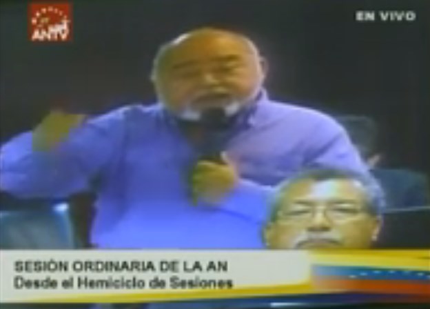 El diputado chavista que se enredó con el “escapulario ajeno” y a quien Ramos Allup corrigió (Video)