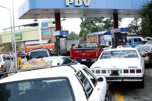 Persisten las colas de vehículos para la gasolina en San Cristóbal