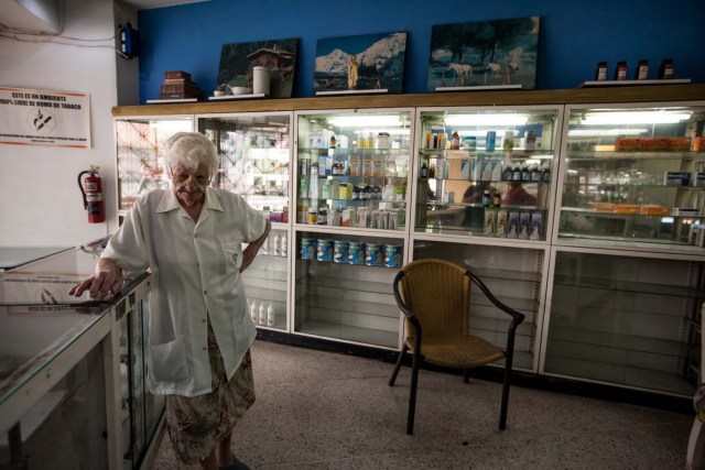 ACOMPAÑA CRÓNICA: VENEZUELA SALUD CAR36. CARACAS (VENEZUELA), 14/04/2016.- Fotografía donde se ve a María Gorostiza una de las encargadas de la farmacia "San Vicente" este, jueves 14 de abril del 2016, en la ciudad de Caracas (Venezuela). La escasez de medicamentos en Venezuela sigue siendo una tragedia visible en farmacias y hospitales, semanas después de que el Parlamento declarara una "crisis humanitaria de salud" que, entre otros cosas, se estaría manifestando en la falta de disponibilidad de 872 fármacos esenciales. EFE/MIGUEL GUTIÉRREZ