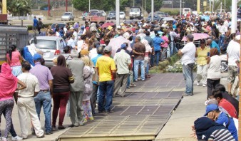 Consumidores ocupan hasta la calle para hacer colas en El Tigre