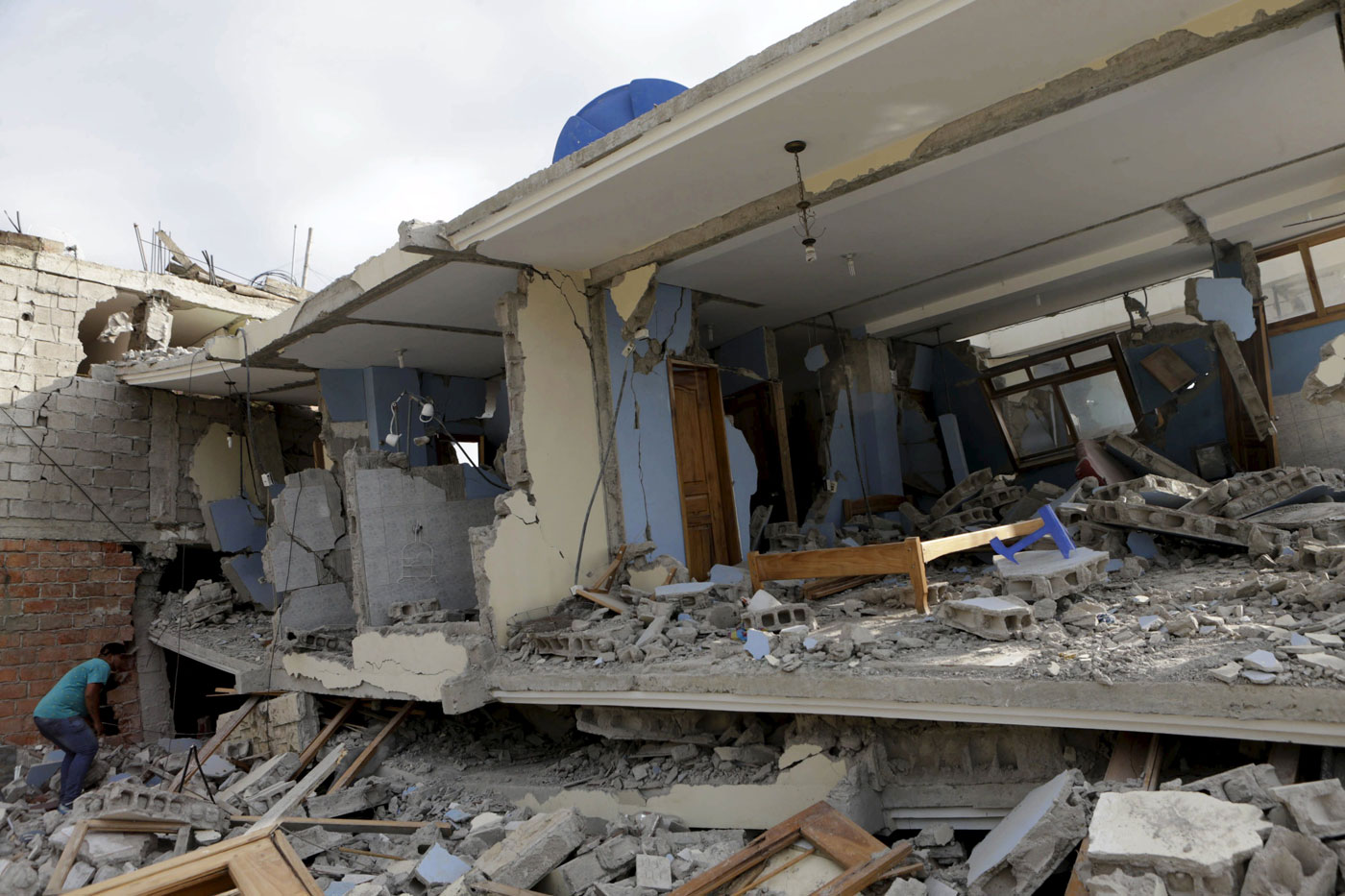 Ecuador sigue volcado a ayudar a afectados de terremoto que dejó más de 600 muertos