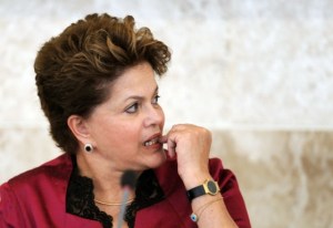 Rousseff se defenderá por escrito ante comisión de impeachment del Senado