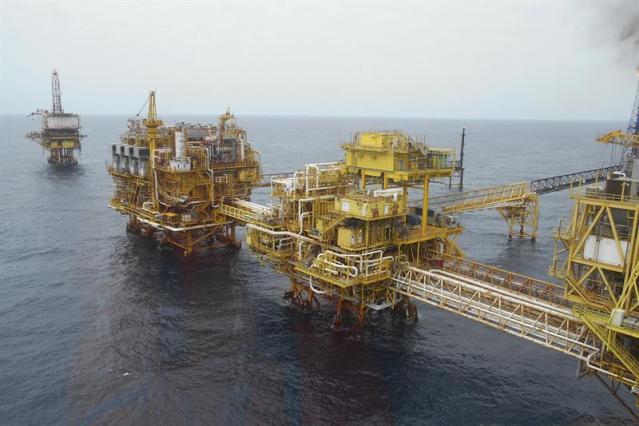 Fotografía de una plataforma petrolera de la estatal Petróleos Mexicanos (Pemex) ubicada frente a las playas de Ciudad de Carmen (México). EFE