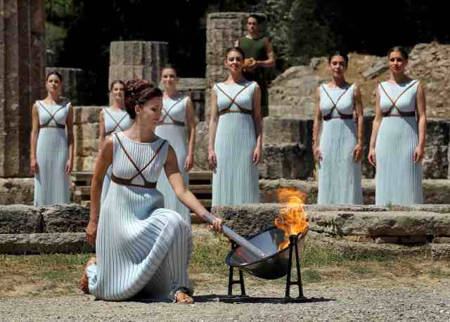 La ceremonia de encendido de la antorcha olímpica para los juegos de Río 2016, en la antigua ciudad de Olimpia, Grecia. 21 de abril de 2016. La cuenta regresiva oficial para Río de Janeiro 2016 comenzó el jueves, cuando la antorcha fue encendida en un lugar donde se realizaban los antiguos Juegos Olímpicos, y los organizadores esperan ahora que la atención deje de centrarse en la agitación política y financiera que vive Brasil. REUTERS/Yannis Behrakis