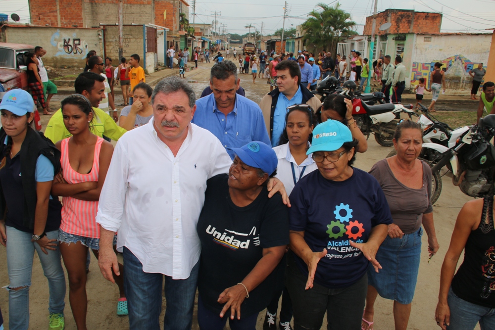 Alcalde Cocchiola llevó operativo de limpieza, vacunación e insumos a Miguel Peña