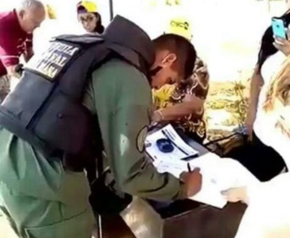 Hasta los militares uniformados firmaron la planilla para el Referéndum