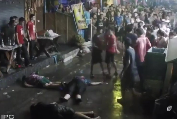 Un inglés tropezó sin querer a un tailandés y recibió tremenda paliza junto a su familia (VIDEO)