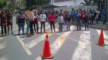 Madres protestan frente al hospital JM de los Ríos