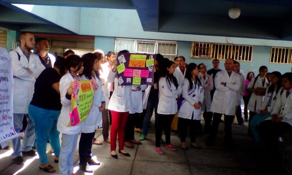 Médicos del Hula protestan tras agresiones durante visita de María Corina Machado