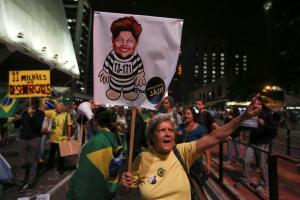 Cientos de brasileños reaccionan en las calles al nuevo capítulo de la crisis
