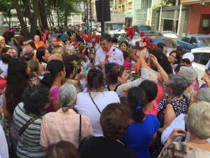 Alfredo Jimeno celebró con feria, rosas y canastillas el Día de las Madres (Video)