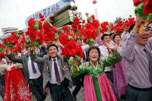 Corea del Norte ensalza a su dictador y muestra orgullo nuclear en desfile (fotos)