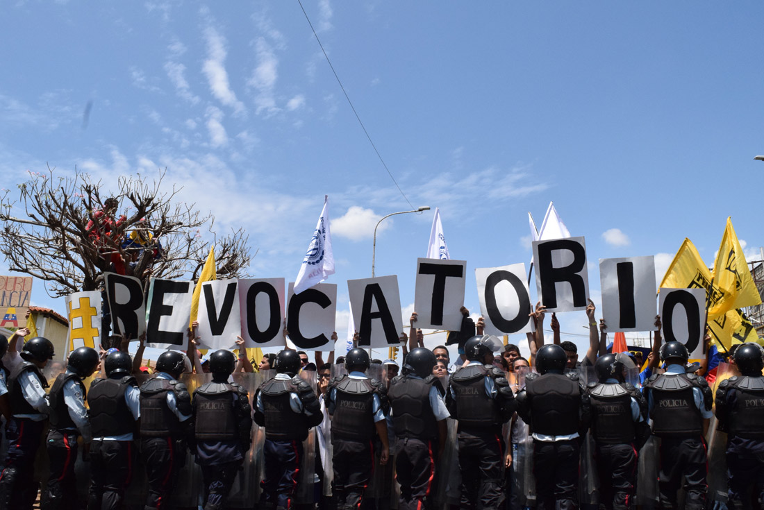 Pese a amenazas y agresiones, venezolanos exigieron Revocatorio en la calle (Fotos)