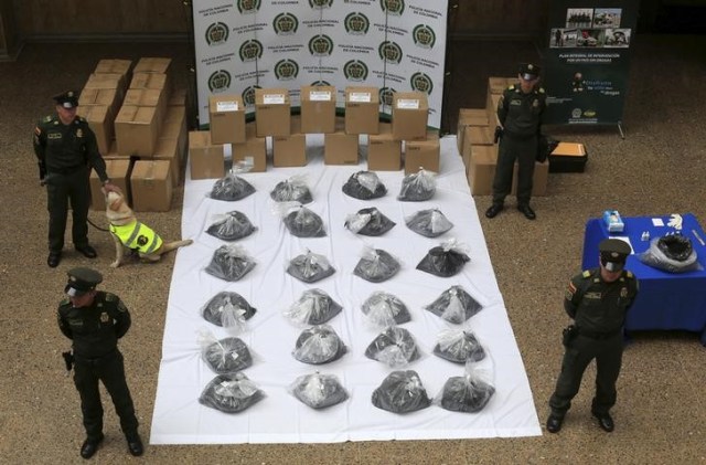 Imagen de archivo de policías antinarcóticos de Colombia mostrando evidencia de una confiscación de cocaína en Bogotá, Colombia, REUTERS/ John Vizcaino