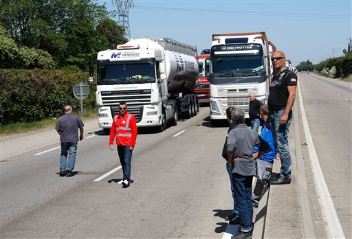 Camioneros en huelga bloquean el acceso a Fos-sur-Mer, en el sur de Francia, el martes 17 de mayo de 2016. Camioneros bloquearon carreteras en toda Francia el martes para protestar contra el aumento de la jornada laboral contemplado en la nueva ley que prepara el gobierno y que el presidente del país, François Hollande, dice que no abandonará. (Foto AP/Claude Paris)