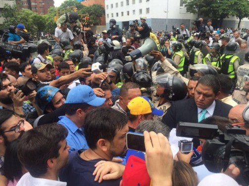 Momento cuando Capriles y Ramos Allup entregan documento a rector Rondón