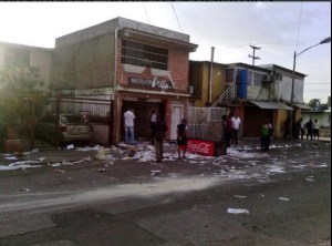 Destrucción y negocios vacíos tras saqueos en La Isabelica (Fotos)